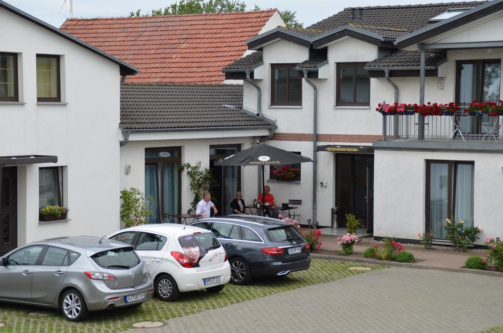 Hotel-Pension Pastow Garni Broderstorf Zewnętrze zdjęcie