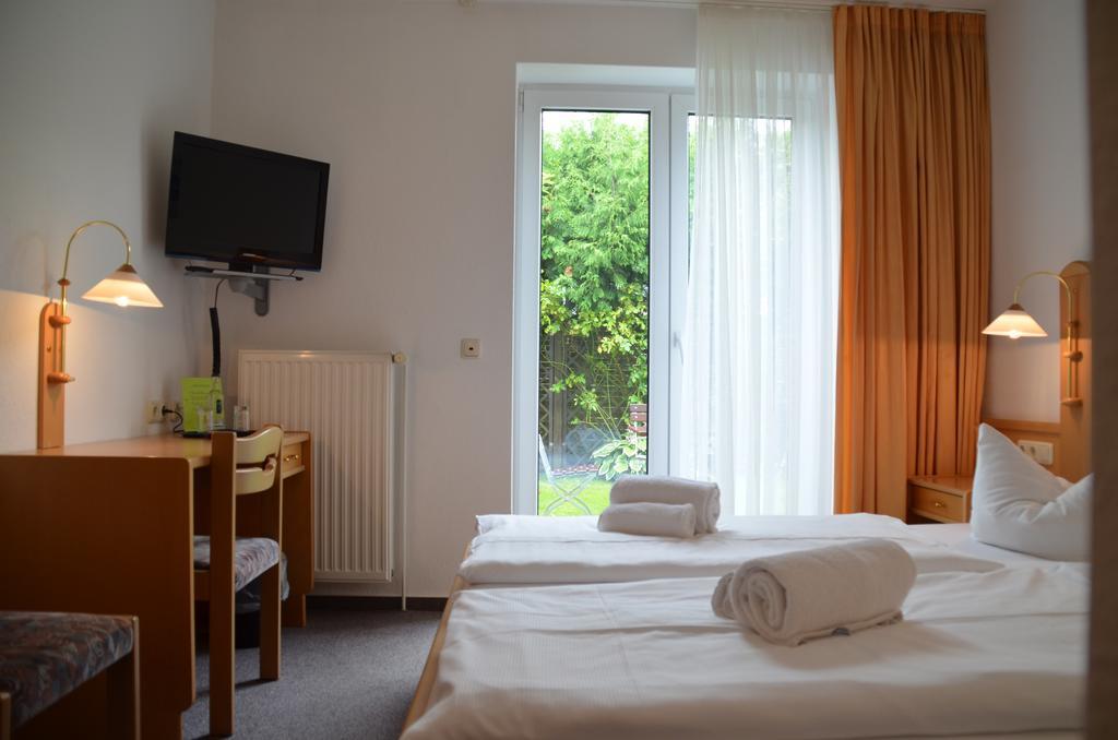 Hotel-Pension Pastow Garni Broderstorf Zewnętrze zdjęcie