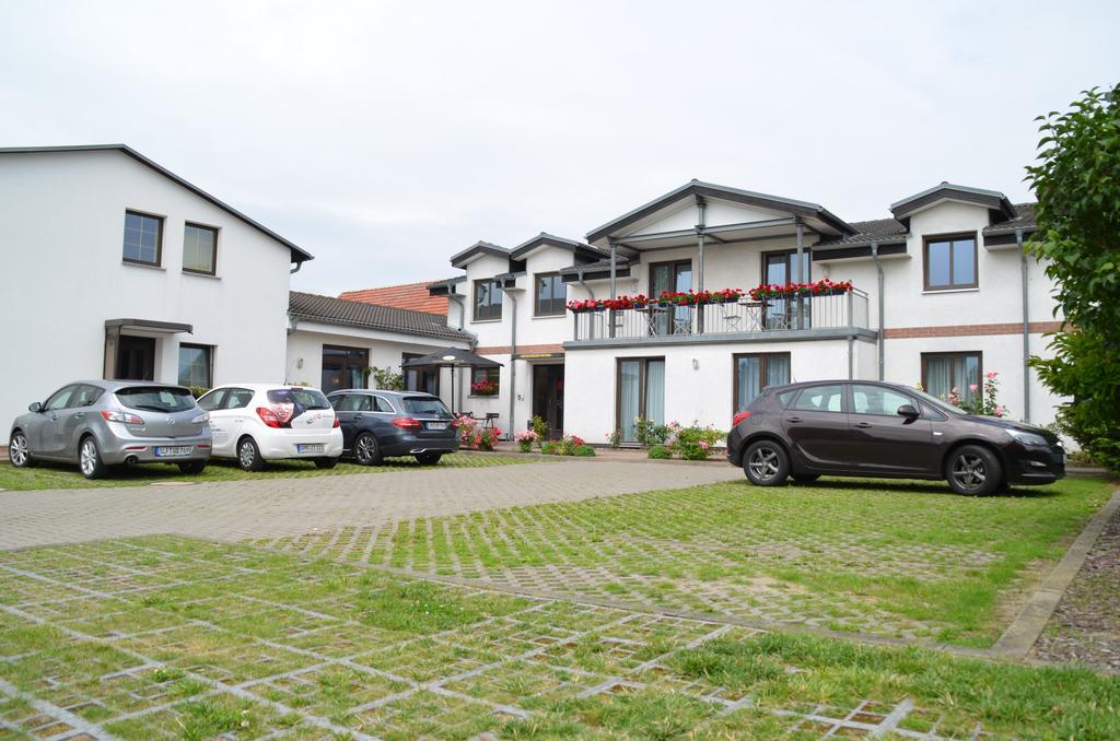 Hotel-Pension Pastow Garni Broderstorf Zewnętrze zdjęcie